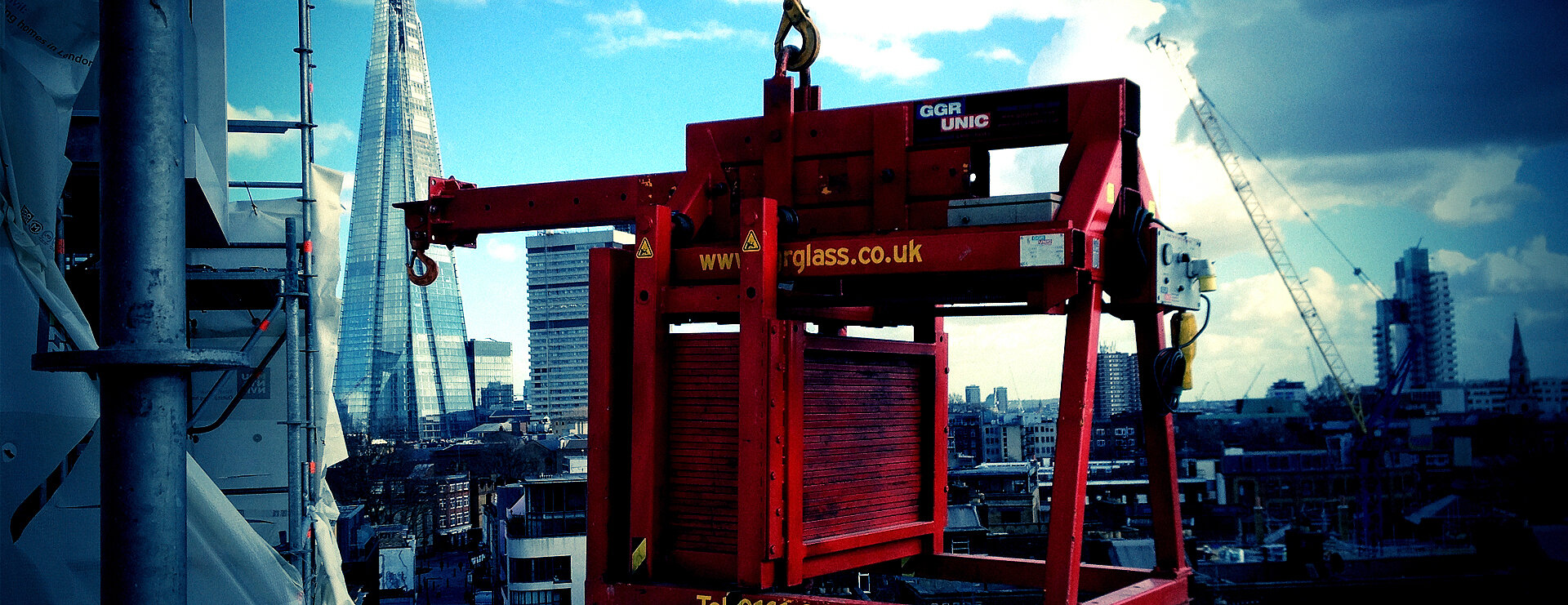 Lifting Canopy Roof Glazing with the GML800+ Floor Crane